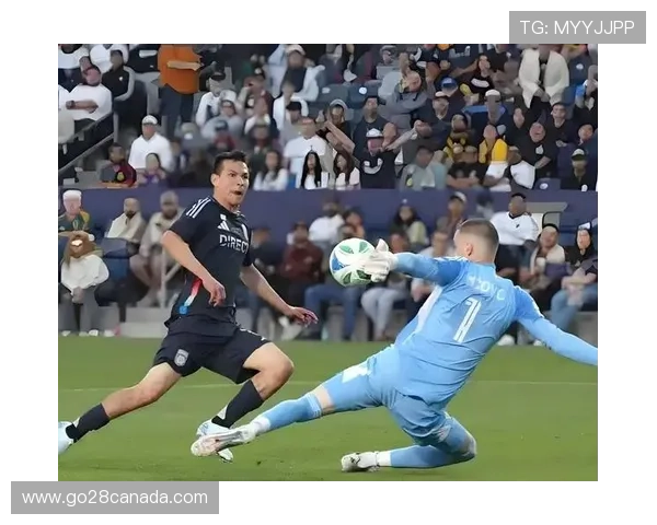 洛杉矶FC利用温哥华白浪防线身高劣势实施高空轰炸战术